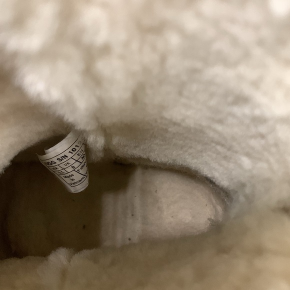 UGG Tan Winter Boots Cozy Sheepskin Lining - Picture 8 of 9